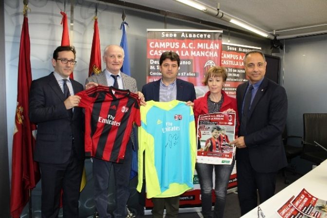 El Ayuntamiento de Albacete colabora con el campus de fútbol que el AC Milan realizará para niños entre 6 y 17 años