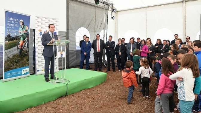 El presidente García-Page aboga por una “industria ecológica” para hacer un aprovechamiento sostenible del medio natural de la región