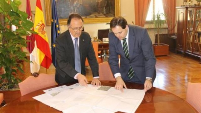 El alcalde de Almansa presenta las dos propuestas técnicas para solucionar los accesos a la nave de Giba Cars