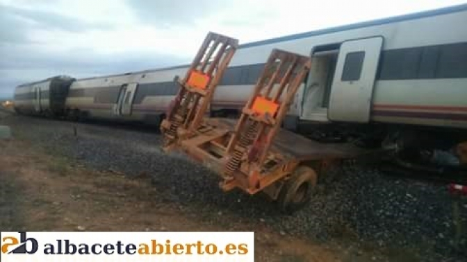 Adif retira vagones descarrilados tras el choque de un tren y un camión cerca de Manzanares y el miércoles reabrirá el servicio
