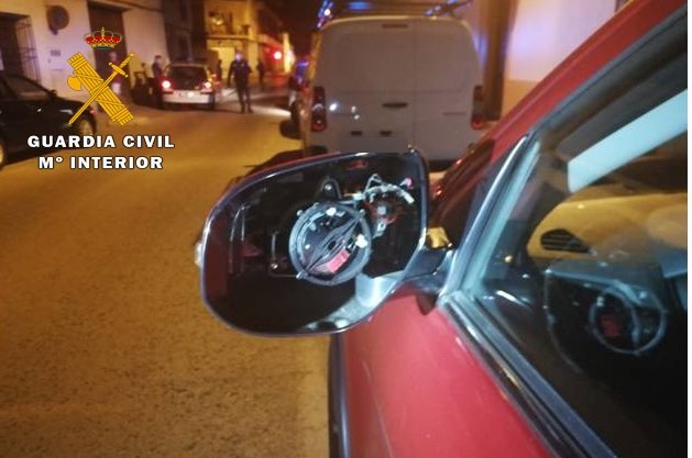 Detenido por ocasionar daños por valor de 2.000 euros en seis vehículos aparcados en Villarrobledo