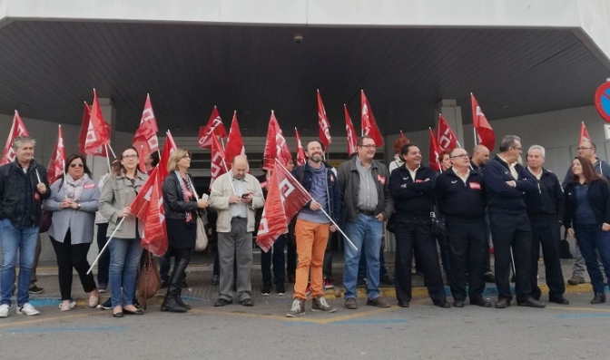 Los trabajadores de la empresa Monbús se concentran en Albacete para solicitar que se aclare su futuro