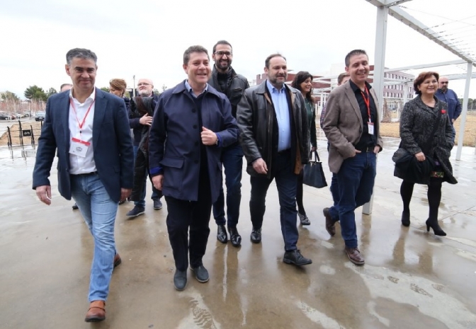 Page, en el congreso del PSOE de Albacete, defiende la cuchillería y el agua de Castilla-La Mancha