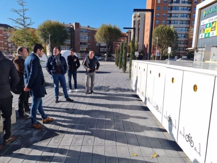 Dalmau visita Albacete para conocer el funcionamiento del sistema de aparcamiento de bicis
