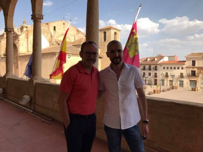El alcalde de Villarrobledo recibe a Tomás Jerez, pregonero 2017 de las fiestas