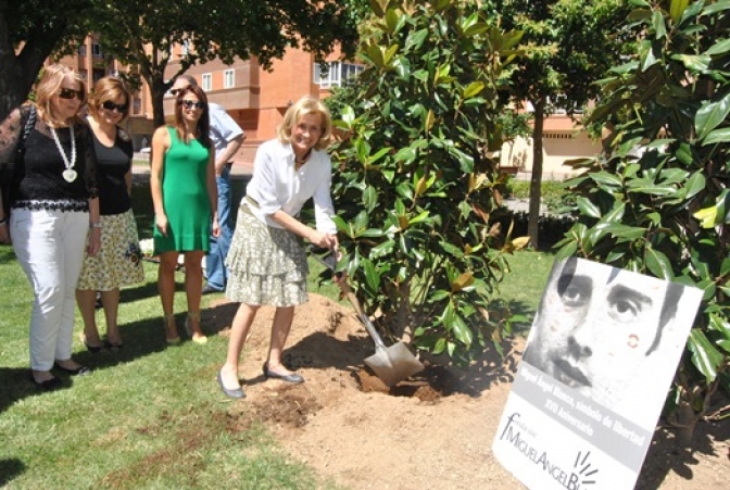 Albacete rinde homenaje a Miguel Ángel Blanco con la plantación de un magnolio en la plaza que lleva su nombre