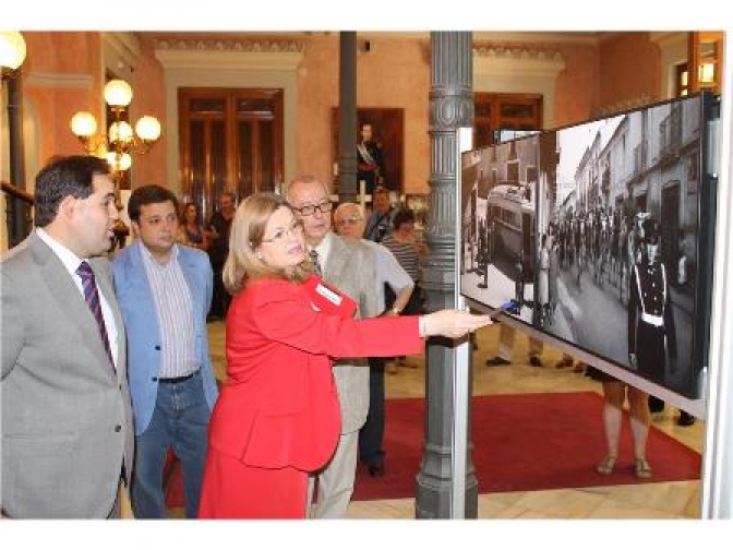 Núñez  inaugura en la Diputación una exposición de fotógrafos de Albacete con motivo del Día Internacional de los Archivos