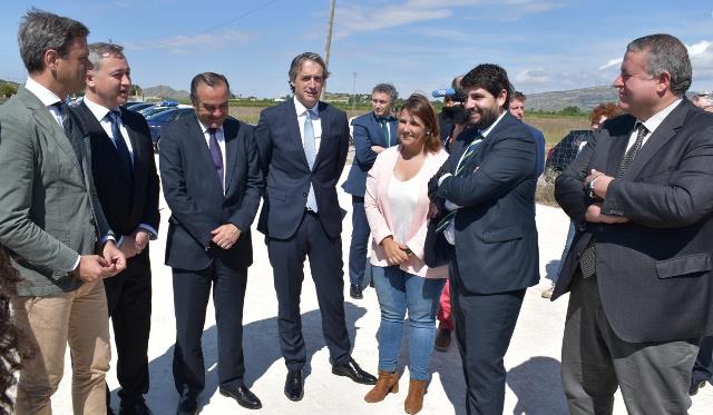 El ministro De la Serna en el acto de la primera piedra de la A-33, en Caudete (Albacete)