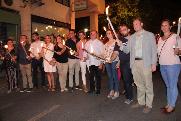 Albacete vive su Fiesta de San Juan con el desfile de antorchas como punto culminante
