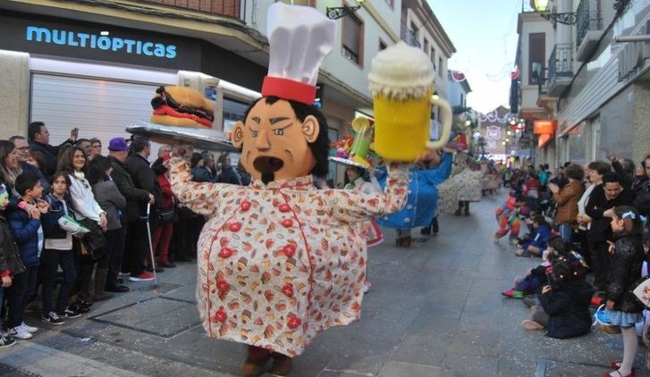 Imaginación y color en el desfile de adultos del Carnaval de Villarrobledo