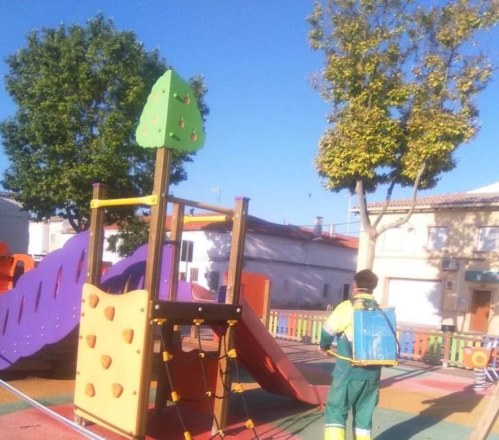El Ayuntamiento de La Roda trabaja en la limpieza de zona de juegos y abre las bibliotecas