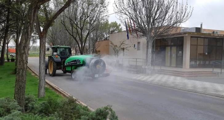 Los agricultores colaboran en las pedanías en la desinfección que están haciendo las empresas de limpieza del Ayuntamiento de Albacete