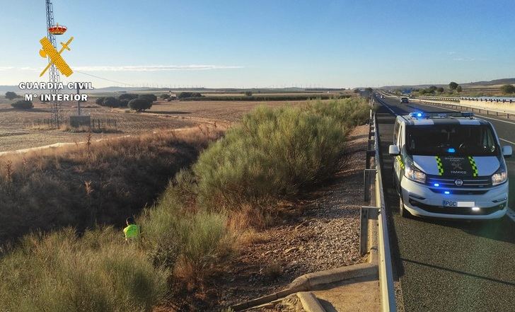 La Guardia Civil de Albacete auxilia a un hombre de 74 años que se encontraba desvanecido en la cuneta de la autovía A-30
