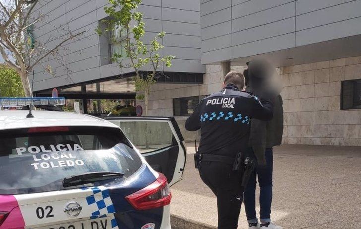 Una mujer es detenida en Toledo tras cortar en la cara con una copa a su pareja por hacer una fiesta con amigos en su casa