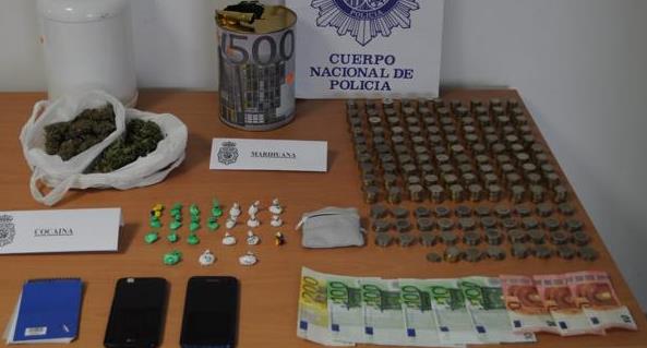La Policía Nacional detiene en Hellín (Albacete) a un hombre de 34 años con 350 dosis de grifa y 100 de cocaína