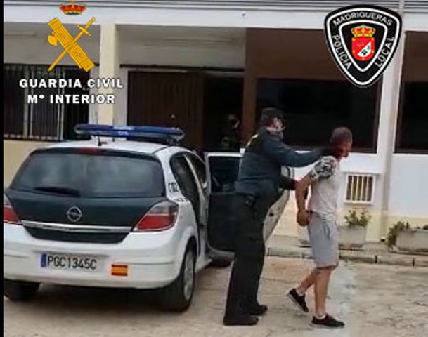 Imagen de la detención del joven en Madrigueras.