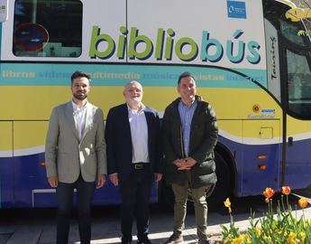 Pedro Antonio Ruiz Santos destaca el impacto del Bibliobús en la Feria del Día del Libro de Albacete
