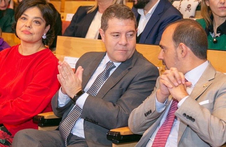 Page anuncia oposiciones de docentes en Castilla-La Mancha, con 716 plazas en 2020, y reducción de ratios escolares