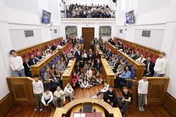 Escolares de Castilla-La Mancha presentan propuestas sobre educación y diversidad en las Cortes por el Día Mundial de la Infancia