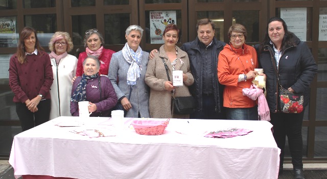 El alcalde participó con las mujeres de AMAC en la cuestación de Albacete.