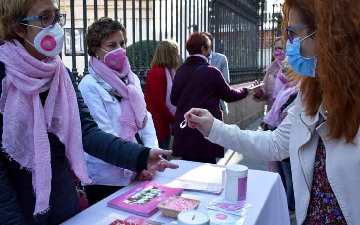 Las instituciones de Albacete recuerdan el trabajo y la lucha contra el cáncer de mama de mucha gente