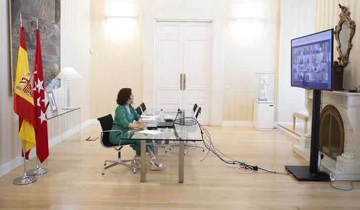 Díaz Ayuso convoca a Castilla y León y Castilla-La Mancha a una reunión el lunes en Sol para abordar la pandemia