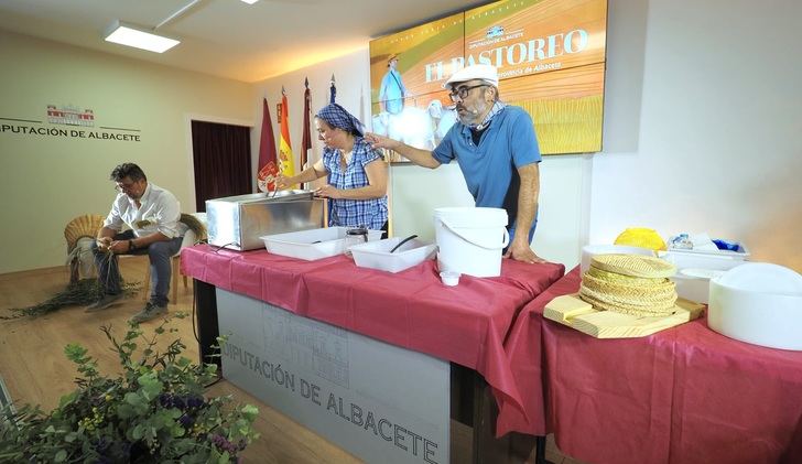 La Feria de Albacete se convierte en escuela de tradiciones con talleres de queso y pleita