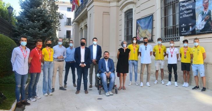 Diputación y Ayuntamiento de Albacete trasladan la admiración a los protagonistas del triatlón que brillaron en el Nacional