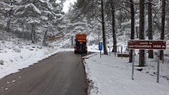 La Diputación de Albacete activa su Plan de Vialidad Invernal ante nevadas en la Sierra del Segura