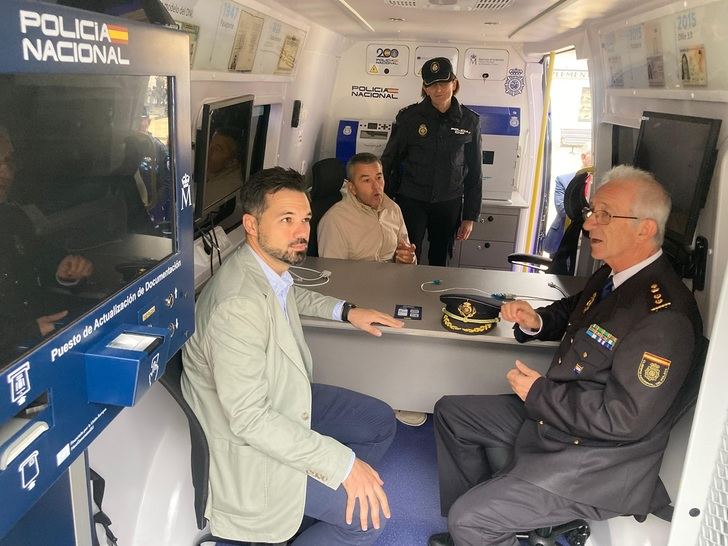 Tarazona de la Mancha presenta vehículos para facilitar la renovación de DNI y pasaportes