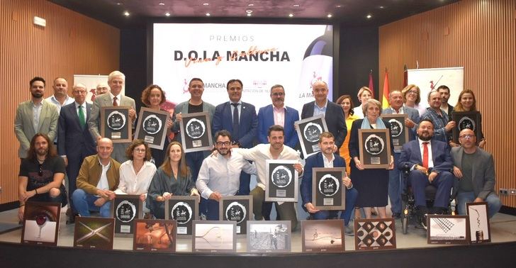Cabañero recibe el distintivo Fidelidad al vino en la gala de premios de la DO La Mancha