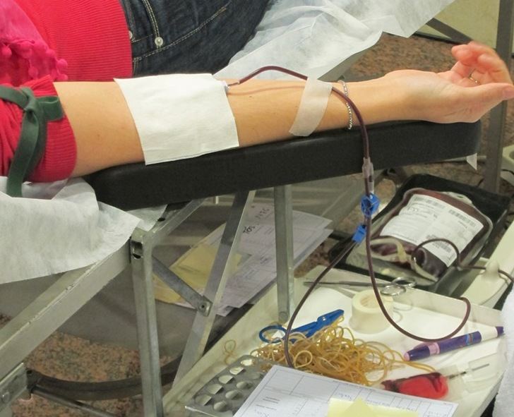 Sanidad anima a la población a donar sangre ante la bajada en las reservas propia del verano