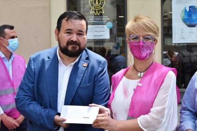 Donativo de la Diputación de Albacete a Acepain en el acto del Día del Superviviente de Cáncer