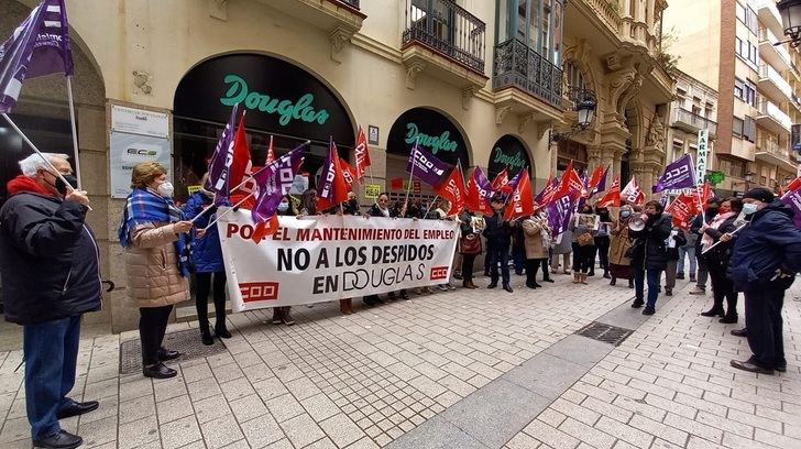 Masivo seguimiento de la huelga contra el ERE en Perfumerías Douglas en Castilla-La Mancha