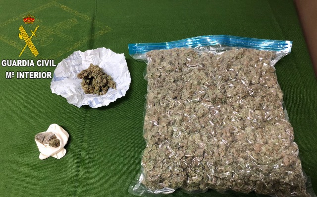 La Guardia Civil de Albacete detiene a dos personas que llevaban un kilo de marihuana en el maletero de su coche