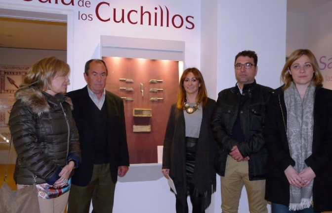 El Museo Municipal de la Cuchillería inaugura una vitrina con cuchillos del siglo XVIII del coleccionista Pedro León Monleón
