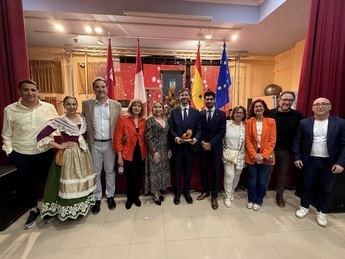 Ofrenda de flores y bailes populares marcan el inicio de las fiestas en Tinajeros