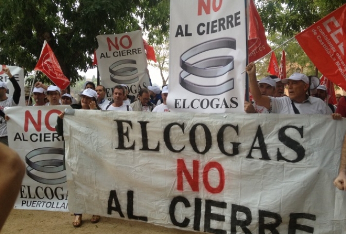 Los trabajadores de Elcogás se manifiestan bajo la lluvia en Toledo contra el cierre de la empresa