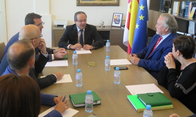 Junta y SATSE coinciden en seguir apostando por una sanidad pública de calidad en Castilla-La Mancha