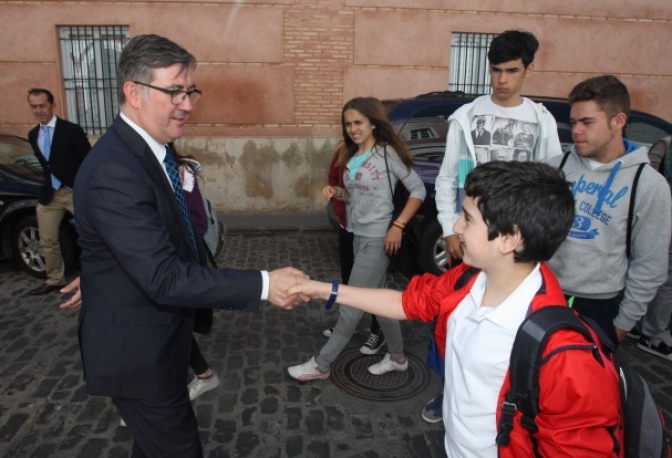 Marín elogia la “capacidad de motivar e ilusionar” de los profesores para mejorar la calidad de la educación castellano-manchega