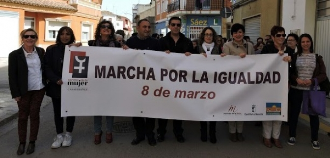 Marcha por la igualdad, en el Día Internacional de la Mujer, en las calles de Villamalea