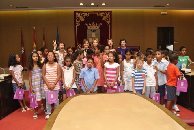 Los niños saharauis del programa ‘Vacaciones en paz’ visitaron el Ayuntamiento de Albacete