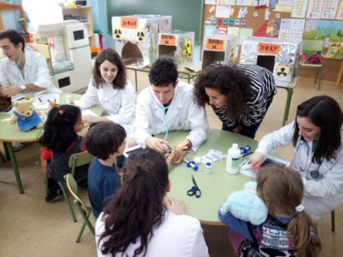 Los niños del Colegio José Serna participan en el programa ‘Hospital Ositos de Peluche’