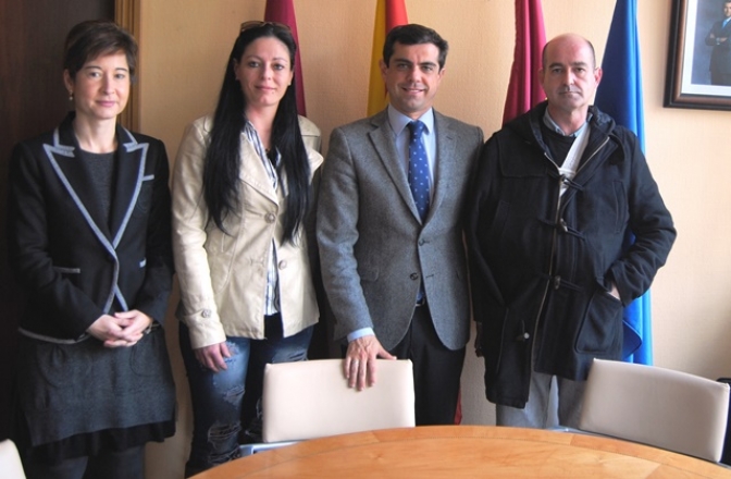 El alcalde Javier Cuenca conoce las inquietudes de la Asociación de acción solidaria ‘Asoli’