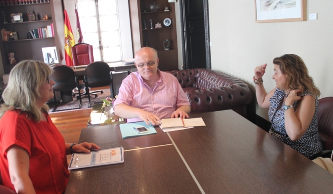 La Junta y Acmil analizan diversos programas de reinserción laboral para personas con discapacidad intelectual