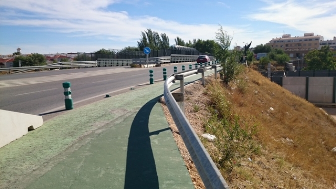 La pasarela ciclista de Albacete, la del millón de euros del PP, ya está en pésimo estado de conservación