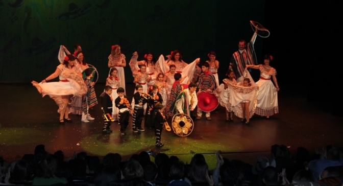 Familias y niños con cáncer de Albacete participan en el espectáculo musical 'Los Guachis'