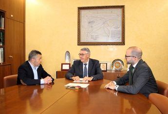 Mario Urrea y Fran Valera se reúnen para abordar el estudio del puente sobre el río Híjar