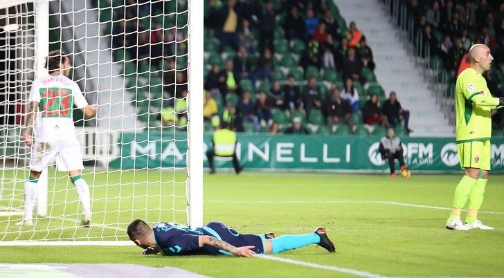 Un gol polémico permite al Albacete ganar en Elche con diez jugadores (0-1)