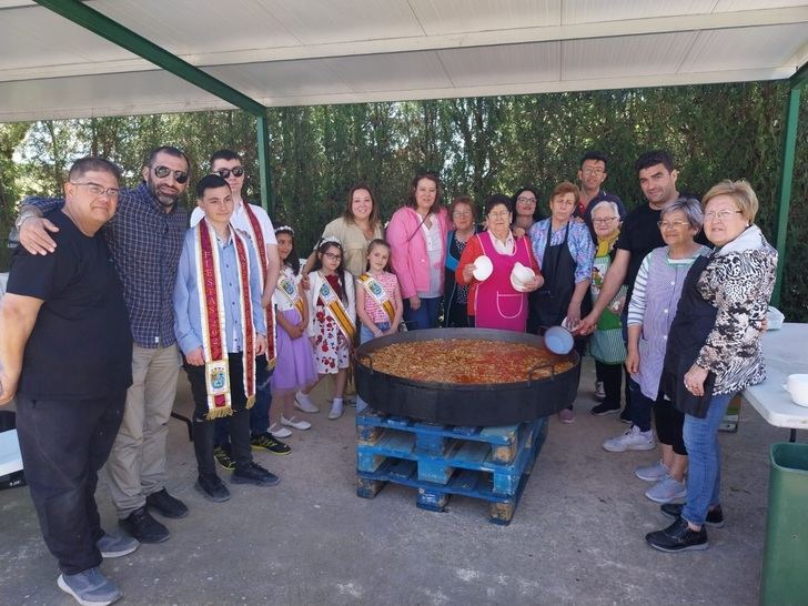 El Salobral se viste de fiesta con su tradicional gazpachada popular